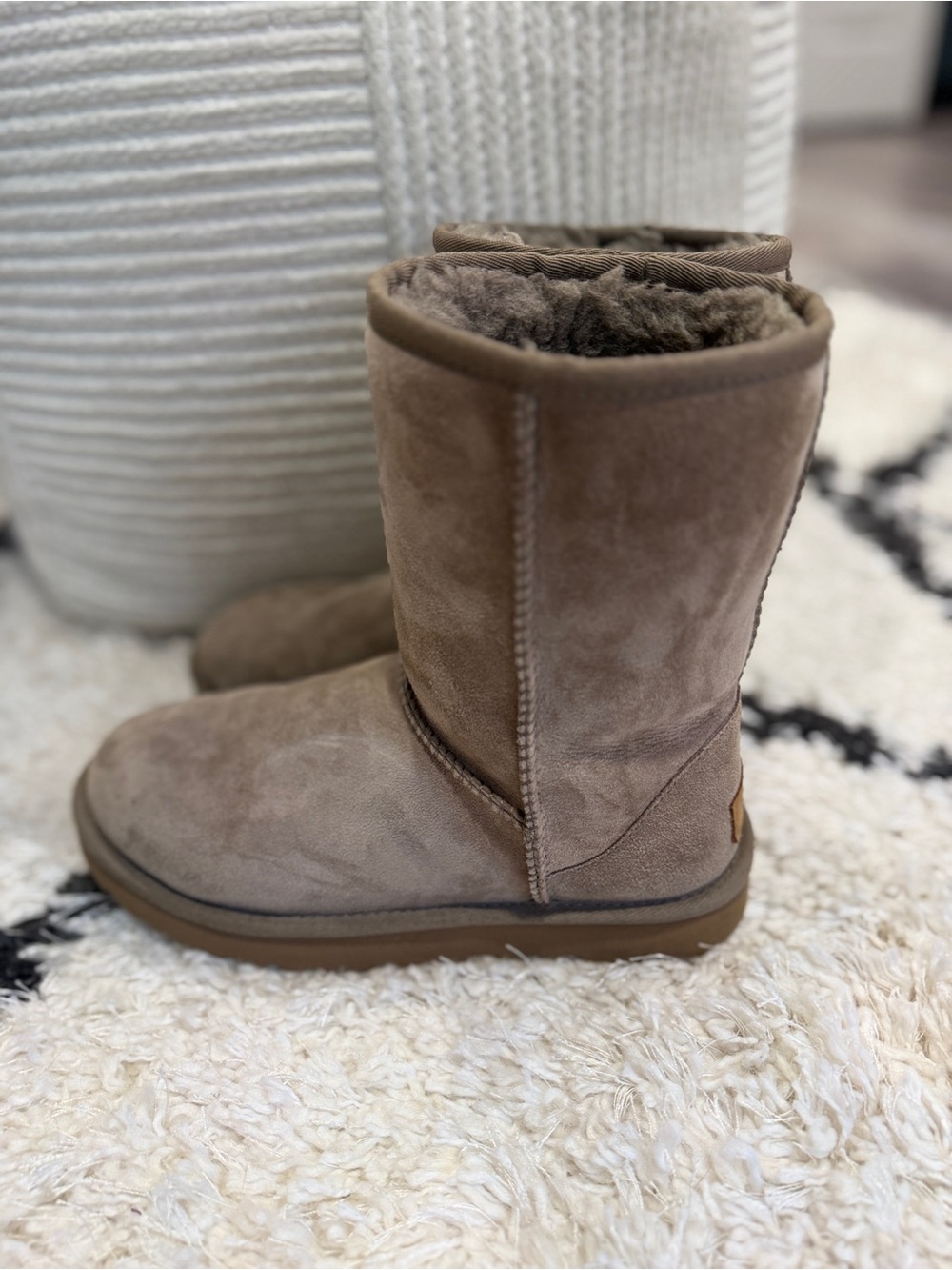 UGG Classic Short II Chestnut Sheepskin Boots Women’s 7 Brown Suede Winter - Picture 7 of 10